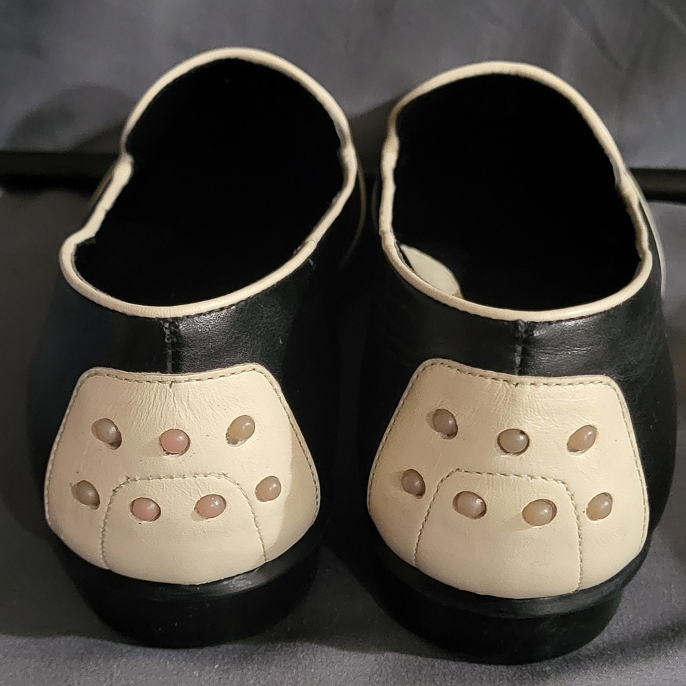 Elegant Black Leather Loafers with Tassel Accents - Picture 3 of 7